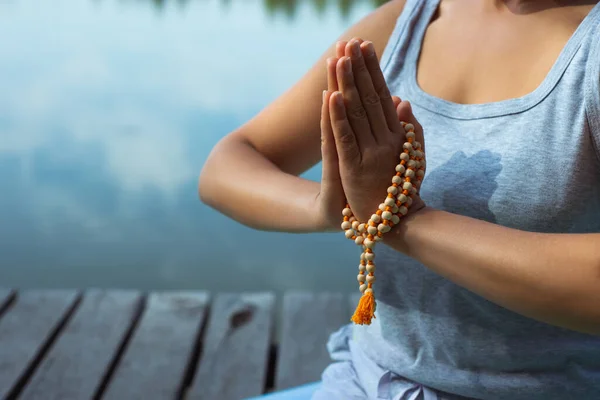 Fiatal Melletti Lábtörlőn Pihen Hajtogatott Kezét Maga Előtt Tartva Meditáció — Stock Fotó