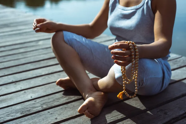 Jonge Vrouw Een Houten Pier Zit Lotuspositie Zicht Beenhouding Meditatie — Stockfoto