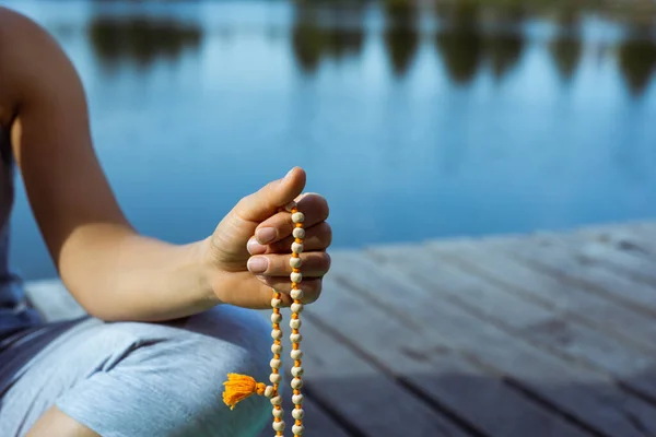 Fiatal Lótuszpozícióban Mólón Egy Rózsafüzért Tartva Kezében Lábakat Látni Meditáció — Stock Fotó