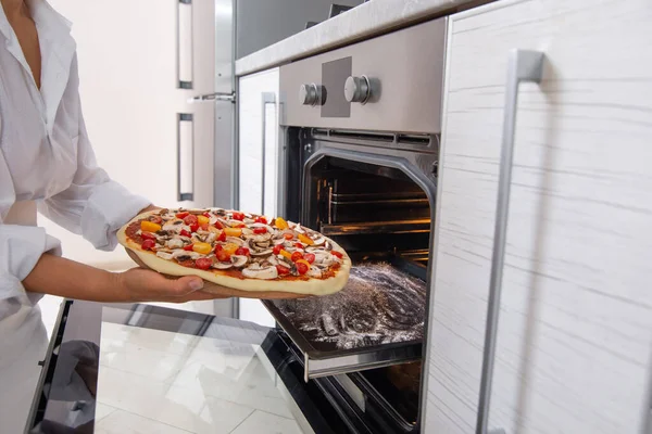 Νεαρή Μαγείρισσα Βάζει Μια Λευκή Πίτσα Vegan Στο Φούρνο — Φωτογραφία Αρχείου