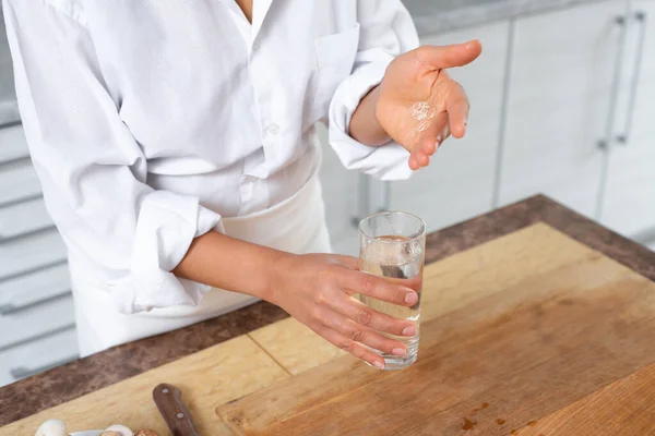 Cocinero Agrega Levadura Seca Vaso Agua —  Fotos de Stock