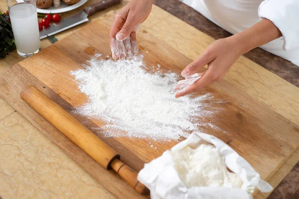 Primer Plano Las Manos Del Cocinero Harina Sobre Una Mesa —  Fotos de Stock