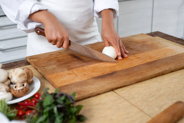 Κοντινό Πλάνο Μάγειρας Ετοιμάζεται Κόψει Ένα Κρεμμύδι Φωτογραφία Δείχνει Χέρια — Φωτογραφία Αρχείου