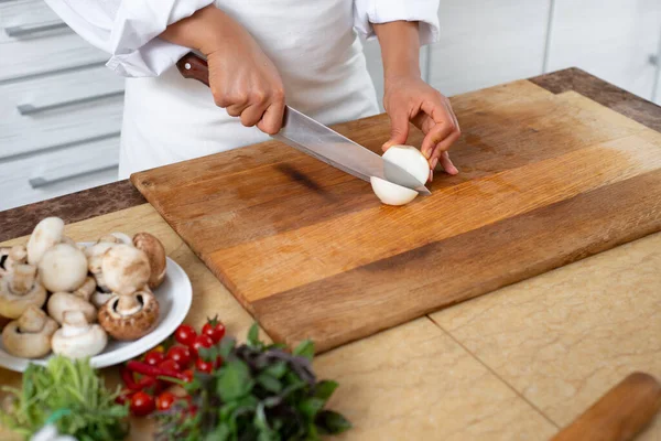Primer Plano Cocinero Comienza Cortar Cebolla Aros Con Cuchillo —  Fotos de Stock