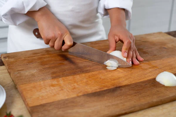 Primer Plano Chef Corta Cebolla Con Cuchillo Una Tabla Madera —  Fotos de Stock