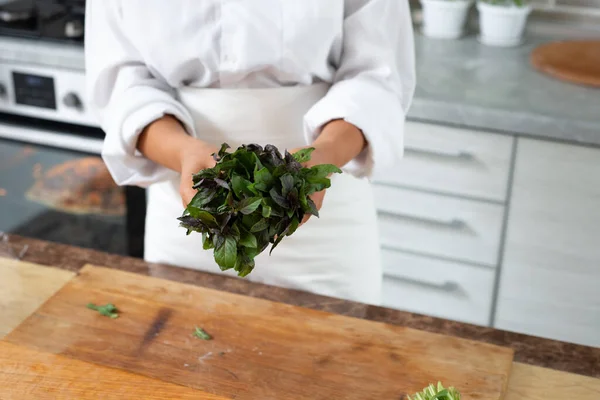 Vista Las Manos Con Montón Albahaca Verde Cocinar Pizza Vegana —  Fotos de Stock