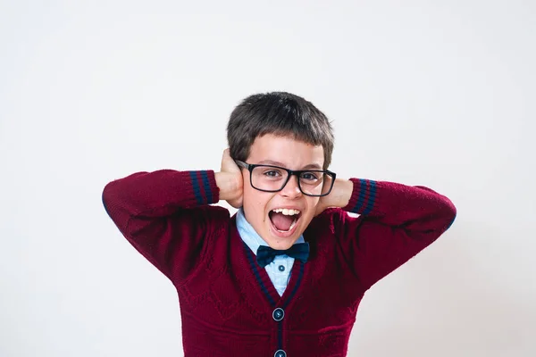 Uczeń Okularach Czerwonym Swetrze Stoi Rękami Uszach Krzyczy — Zdjęcie stockowe