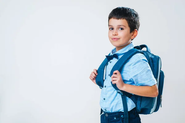 Skolpojken Skjorta Med Fluga Och Ryggsäck Står Halv Sväng Bakom — Stockfoto