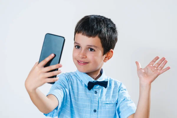 Uczeń Koszuli Muszką Komunikuje Się Przez Komunikację Wideo Pomocą Smartfona — Zdjęcie stockowe