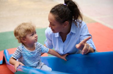 Bir anne güneşli bir günde oyun parkının yanında otururken çocuğuyla sevgiyle etkileşim kurar. Dışarıdaki eğlence ortamında aile içi sevgi ve bağları ön plana çıkaran bir sahne..