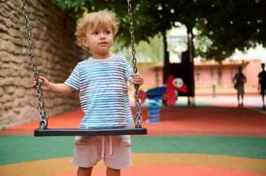 Neşeli bir çocuk açık havada oyun oynuyor, güneşli bir günün tadını çıkarıyor. Canlı renklerle yakalanır.