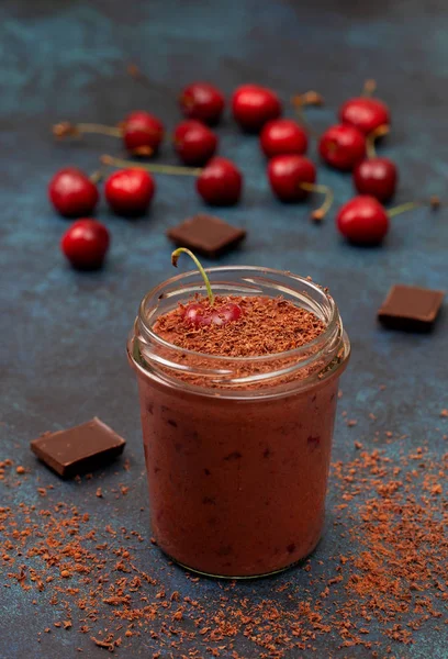 Cseresznye Csokoládé Smoothie Fekete Erdő Egy Korsó Sötét Kék Háttérrel — Stock Fotó
