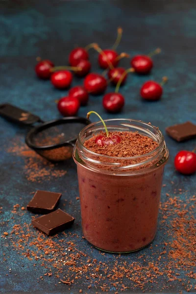 Cseresznye Csokoládé Smoothie Fekete Erdő Egy Korsó Sötét Kék Háttérrel — Stock Fotó