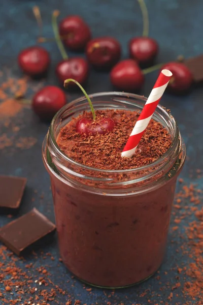 Batido Chocolate Cereza Bosque Negro Frasco Sobre Fondo Azul Oscuro —  Fotos de Stock