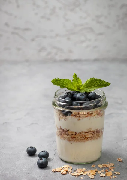 Gesunde Ernährung Frühstück Müsli Joghurt Blaubeeren Glas Auf Grauem Betongrund — Stockfoto