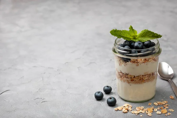 Egészséges Táplálkozás Reggelit Granola Joghurt Egy Korsó Szürke Beton Alapon — Stock Fotó