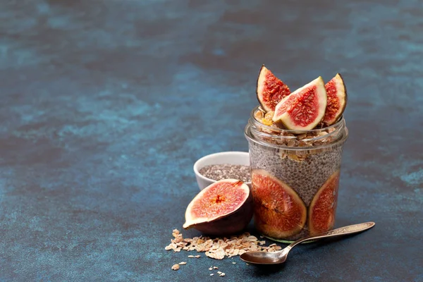 Chia Puding Füge Müzli Egy Üvegedénybe Kék Háttérrel Másol Hely — Stock Fotó