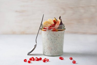 Sağlıklı Diyet kahvaltı. bir gecede yulaf ezmesi chia tohum ve meyve: muz, incir, nar