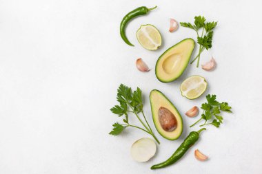 Guacamole için malzemeler: avokado, kireç, soğan ve baharat hafif bir arka plan üzerinde. yukarıdan görüntüleyin. kopya alanı