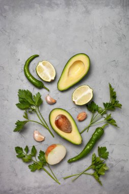 Guacamole için malzemeler: avokado, kireç, soğan ve siyah bir zemin üzerine baharat. yukarıdan görüntüleyin. kopya alanı