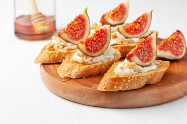 ricotta, incir ve hafif bir arka plan üzerinde ballı sandviç