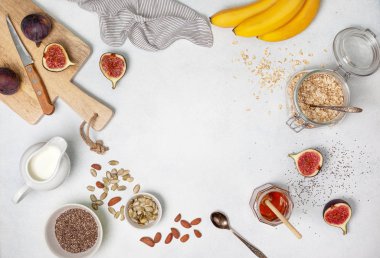 Kahvaltı için malzemeler: yulaf ezmesi, süt, incir, muz, kabak çekirdeği. abov görüntülemek