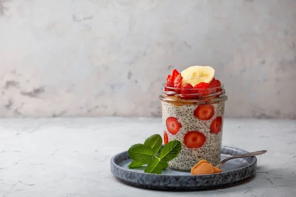 Gesundes Frühstück Über Nacht Haferflocken Mit Erdbeeren Chiasamen Einem Glas — Stockfoto