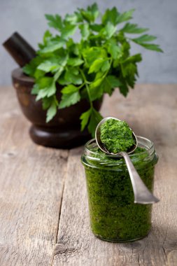 maydanoz pesto eski bir ahşap arka plan yakın çekim üzerinde cam kavanozda