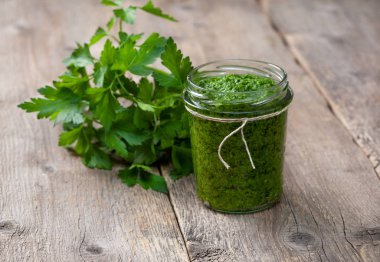 maydanoz pesto eski bir ahşap arka plan yakın çekim üzerinde cam kavanozda