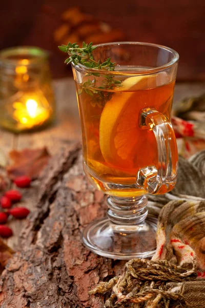 Jesień Herbata Imbirem Cytryna Stare Podłoże Drewniane — Zdjęcie stockowe