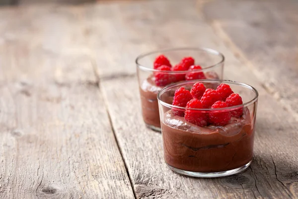 Schokoladenmousse Mit Himbeeren Glasserviergläsern Auf Altem Holzgrund — Stockfoto