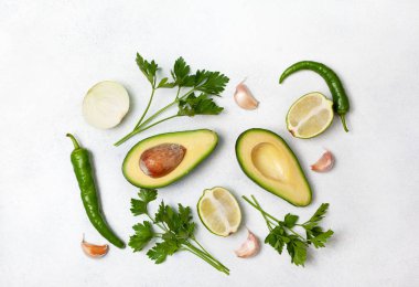 avokado, kireç, soğan ve baharat hafif bir arka plan üzerinde. yukarıdan görüntülemek. 