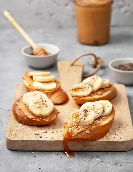 Здоровый Завтрак Бутерброд Арахисовым Маслом Бананом Медом Семенами Чиа Кокосом — стоковое фото
