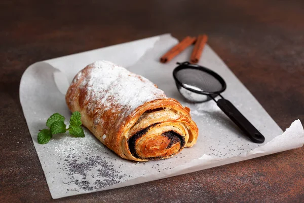 Strudel Com Sementes Papoila Passas Fundo Marrom — Fotografia de Stock