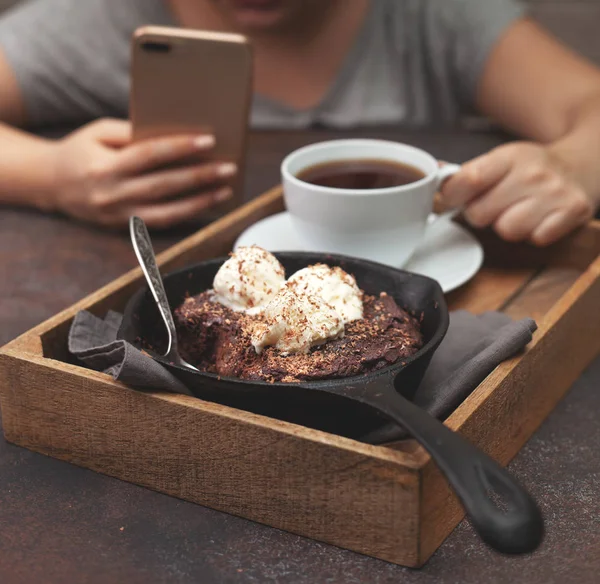 Брауні Ванільним Морозивом Сковороді Чашкою Кави Коричневому Фоні — стокове фото