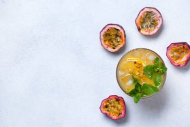 limonata tutku meyve, nane bir cam, tutku meyve üzerinde mavi bir arka plan ile. yukarıdan görüntülemek