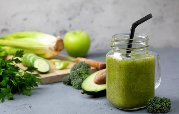 Smoothies Verdes Pedreiro Frasco Vidro Com Legumes Frescos Ervas Brócolis — Fotografia de Stock