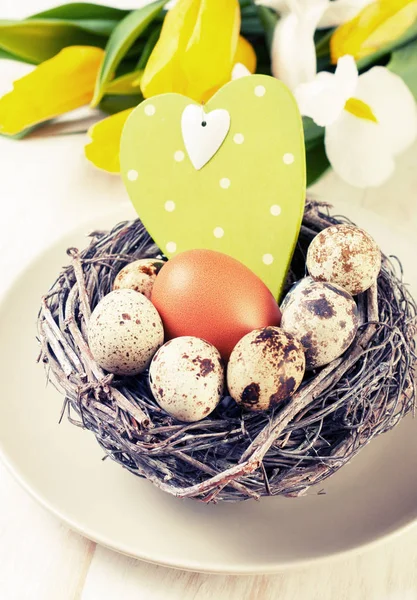 Decoração Páscoa Ovos Galinha Codorniz Ninho Tulipas Fundo Madeira — Fotografia de Stock