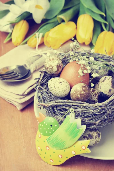 Velikonoční Dekorace Kuře Křepelčí Vejce Hnízdě Tulipány Dřevěné Pozadí — Stock fotografie