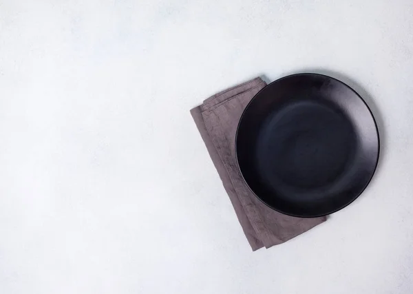 Placa negra y servilleta de lino — Foto de Stock