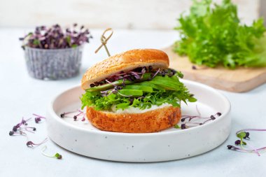 avokado ile yeşil burger