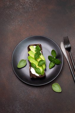 avokado ve fesleğen yaprakları ile sandviç