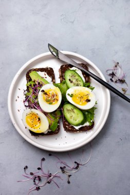 sağlıklı kahvaltı. sandviç sebze ve yumurta ile