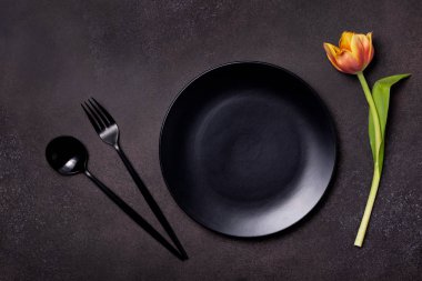 arka plan ile bir tabak ve bir Lale