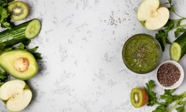 bir bardak yeşil smoothies