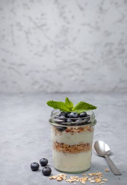 Yoğurt ve granola ile sağlıklı kahvaltı