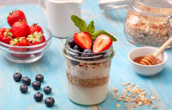 Frühstück mit Müsli, Joghurt und Beeren — Stockfoto