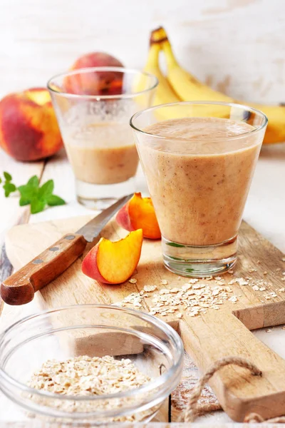 Smoothie μπανάνας ροδάκινο σε ένα ποτήρι — Φωτογραφία Αρχείου