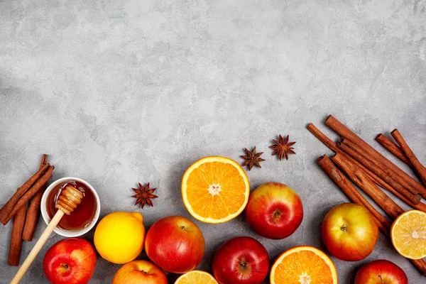 Яблоки, апельсины и специи — стоковое фото