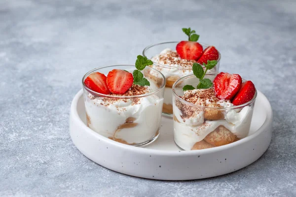 Tiramisù in un bicchiere con fragole fresche — Foto Stock